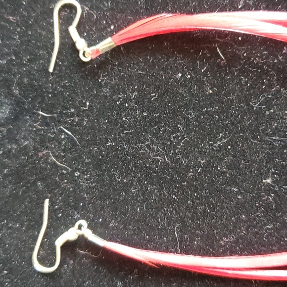 Dyed Red Feather🪶 Earrings ✨️ - Picture 5 of 6
